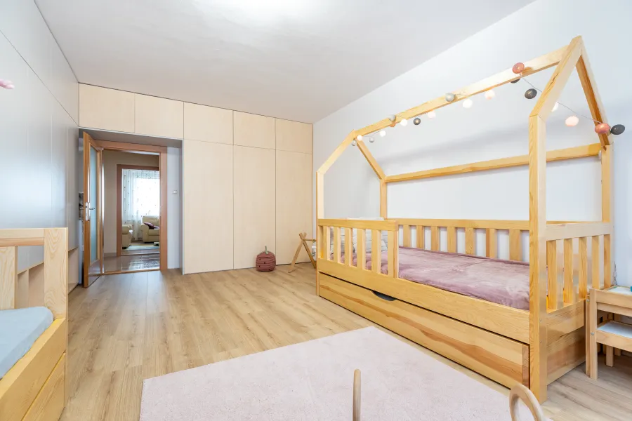 PRIESTRANNÝ 3 IZBOVÝ BYT S LODŽIOU NA SÍDLISKU KVP